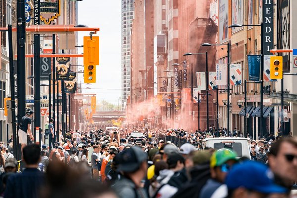 Créativité renouvelée : la réinvention des matériaux recyclés par les artistes modernes